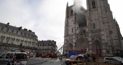 Incêndio destrói órgão e vidraças da catedral francesa de Nantes