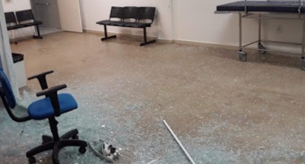 Homem é preso após invadir UPA de Chapadinha com facão e provocar danos na unidade