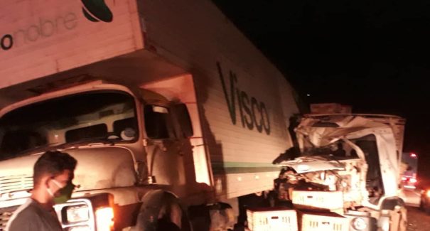 Acidente entre dois caminhões resulta na morte de uma pessoa