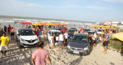 Acesso de carros à faixa litorânea da Praia do Meio e Araçagi pode ser proibido