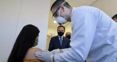 ‘Uma injeção de ânimo’, define primeira brasileira a receber vacina chinesa