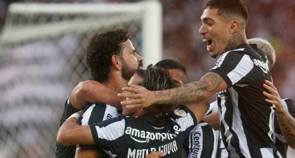 Botafogo vence e se mantém com folga na liderança do Brasileirão