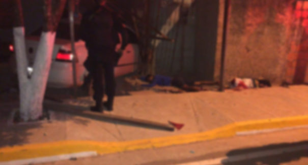Carro invade casa e suspeito morre em confronto com a PM