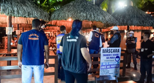 Bares e restaurantes são alvos de fiscalização sanitária na Avenida Litorânea
