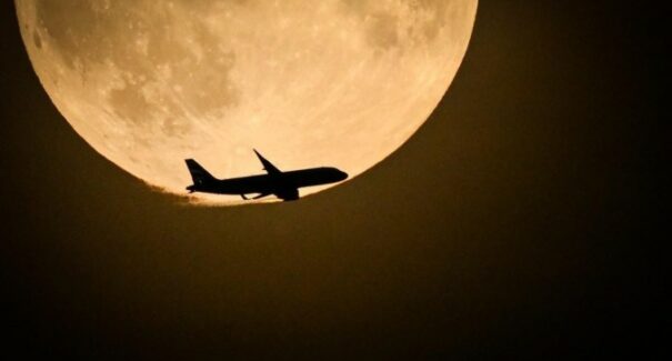 Veja fotos da última superlua do ano de diferentes lugares do mundo