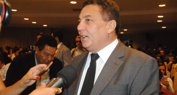 Após interrupção de evento político, Prefeito se irrita e diz que paga a comida de PM’s