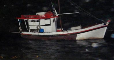 Embarcação suspeita de pesca predatória é apreendida em Atins