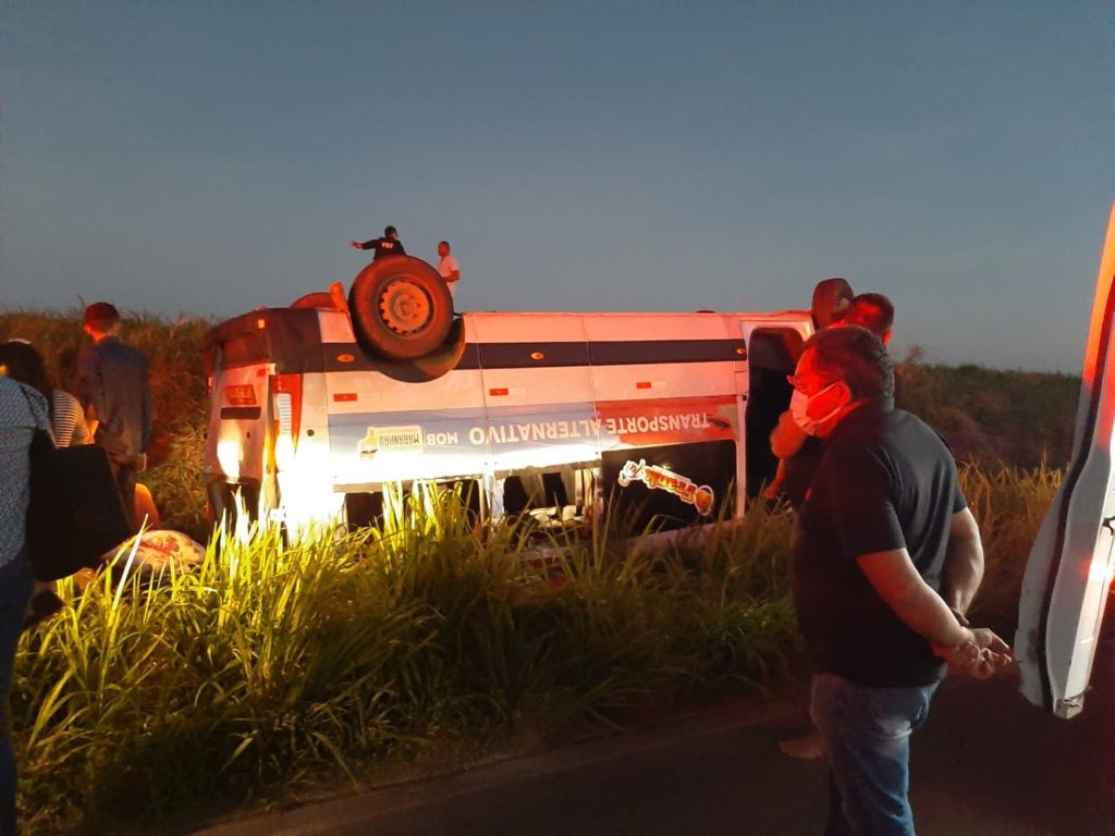 Vídeo: Van capota e 16 pessoas ficam feridas na BR-135