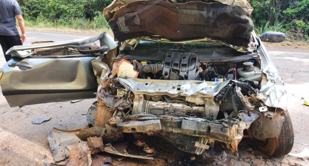 Colisão frontal deixa duas pessoas mortas e três feridas na BR 010
