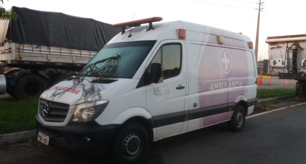 Galho de árvore se desprende de caminhão e fura para-brisa de ambulância no Maranhão