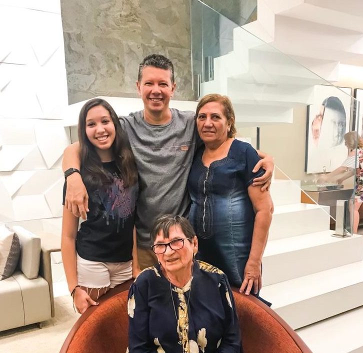 Avó Joana Souza, de 89 anos, com o neto, Jacques Sena, a bisneta, Ana Luisa Sena e a filha Terezinha Souza.
