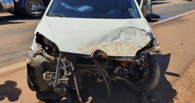Motor de carro saca depois de um colisão com uma van, em Imperatriz