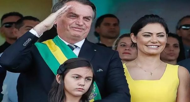 Primeira-dama Michelle Bolsonaro está com covid-19