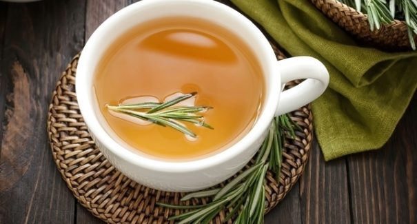 4 benefícios do chá de alecrim
