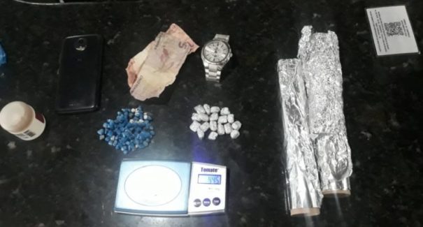 Homem é preso e adolescente apreendido suspeitos de tráfico de drogas