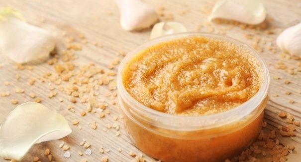 Esfoliantes caseiros: 5 opções para renovar a pele