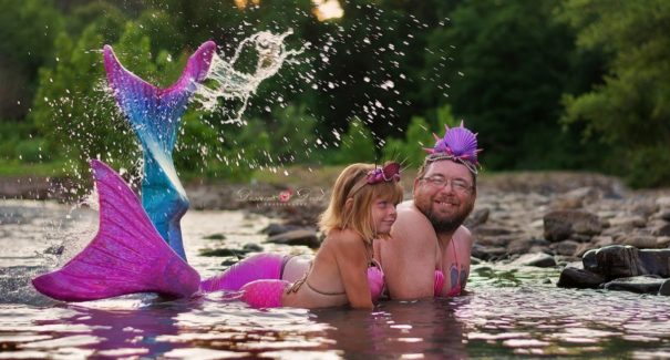 Pai se fantasia de sereia para atender pedido da filha e fotos viralizam