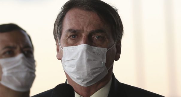 Bolsonaro tem sintomas de covid-19 e faz novo exame para detectar doença