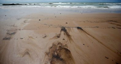 Manchas de óleo voltam a ser recolhidas nas areias das praias do Nordeste