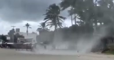 Vídeos: Fenômeno impressiona banhistas na Praia do Meio