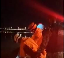 Corpo de Bombeiros resgata mulher que se jogou da ponte  São Francisco em São Luís