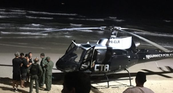 Vídeo: Kitesurfistas caem no mar e são resgatados na praia São Marcos