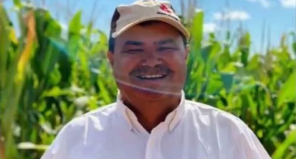 Caminhão caçamba tomba e ex-prefeito morre soterrado em Riachão
