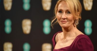 Acusada de transfobia, J.K. Rowling devolve prêmio