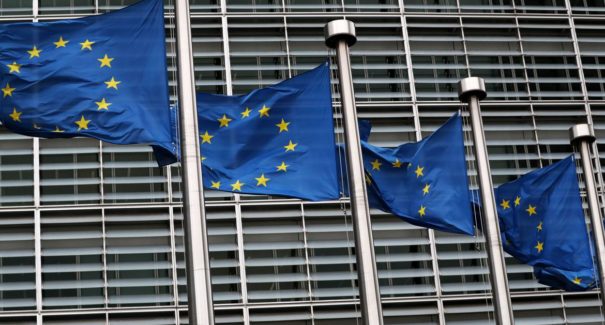 UE prevê vacinação inicial contra covid-19 para 40% da população