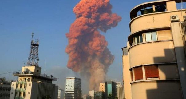 Vídeos: Forte explosão atinge região portuária de Beirute, capital do Líbano