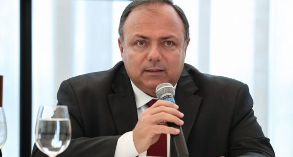 Ex-ministro Eduardo Pazuello é hospitalizado após acidente de moto