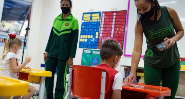 OMS: crianças com 12 anos ou mais devem usar máscaras como adultos