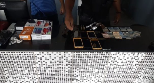 Homens são presos após assaltar agência dos Correios