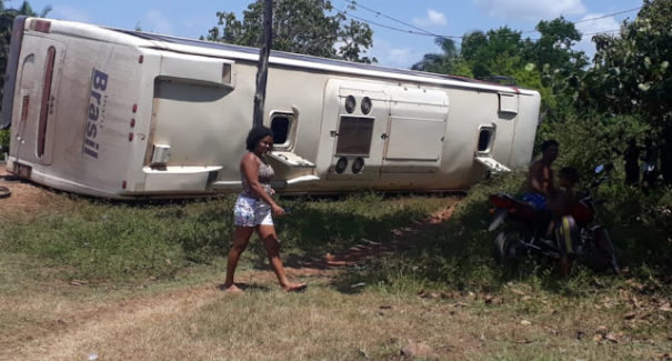 Ônibus tomba na ‘Curva da Morte’, em Santa Rita