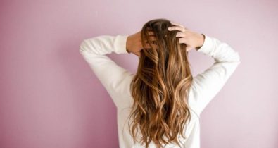 4 receitas para cuidar dos cabelos sem sair de casa