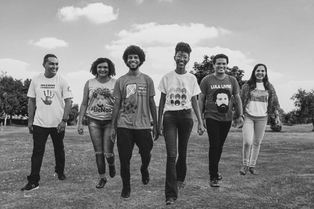 Foto/Divulgação: O Coletivo Nós é formado por (da esq. pra dir.) Delmar Matias, Eunice Cheguevara, Enilson  Ribeiro, Flávia Almeida, Jhonatan Soares e Raimunda Santos