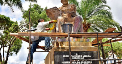Estátua de João Lisboa passa por restauração, em São Luís