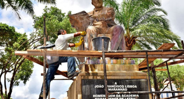 Estátua de João Lisboa passa por restauração, em São Luís