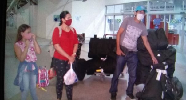 Após ser impedida de viajar com cachorro, família acampa no aeroporto