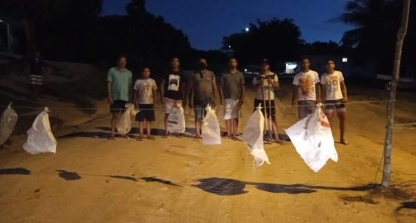 Indígenas bloqueiam rota amazônica e pedem por ajuda contra a pandemia