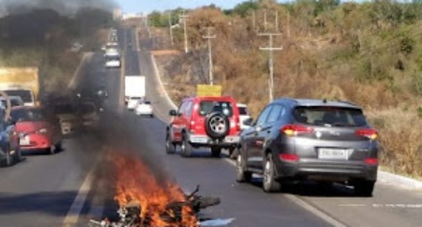 Colisão frontal entre carro e moto deixa um motociclista morto na BR-316