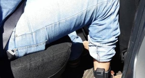 Homem com tornozeleira eletrônica é preso após atirar contra a polícia durante fuga