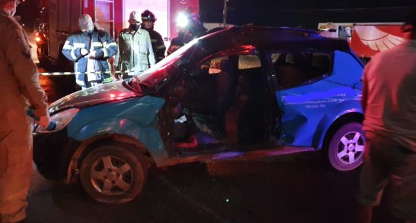 Homem fica preso em ferragens após colisão com carreta na BR 010