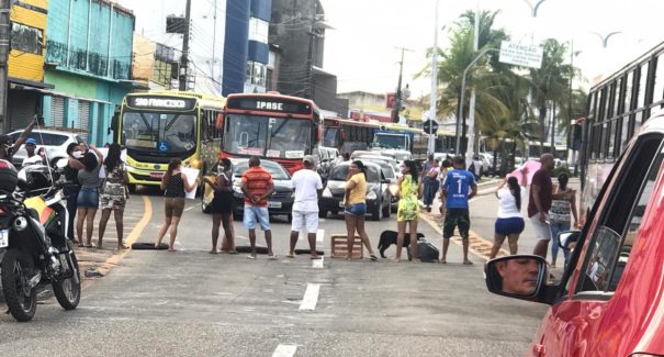 Vídeo: Moradores realizam protesto e interditam ponte São Francisco