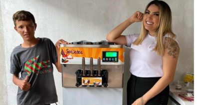 Digital influencer, Thayse Teixeira, entrega máquina de sorvete para Adão do Geladinho