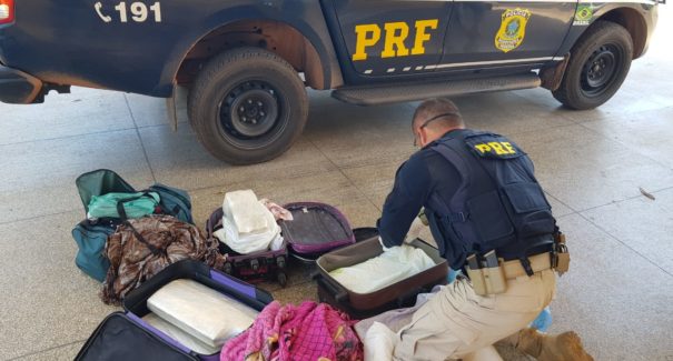 Jovem é presa transportando mais de 24 kg de maconha em bagagens