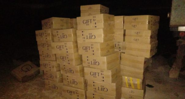 Operação apreende caixas de cigarro e armas em porto clandestino na capital
