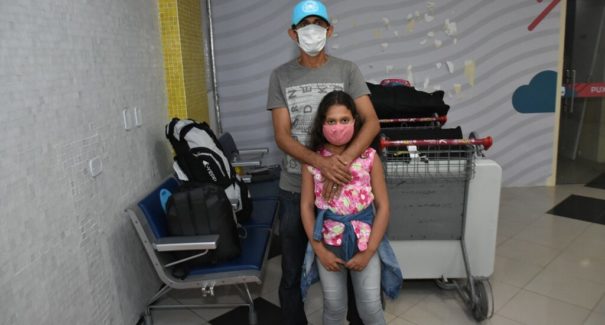 Família que estava acampando no aeroporto consegue embarcar em voo da Gol