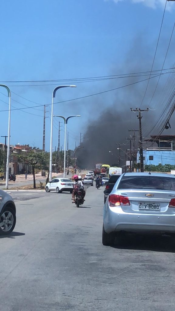 A Avenida foi interditada na manhã desta segunda-feira (31)