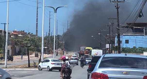 Trecho da Avenida dos Holandeses é interditado durante protesto